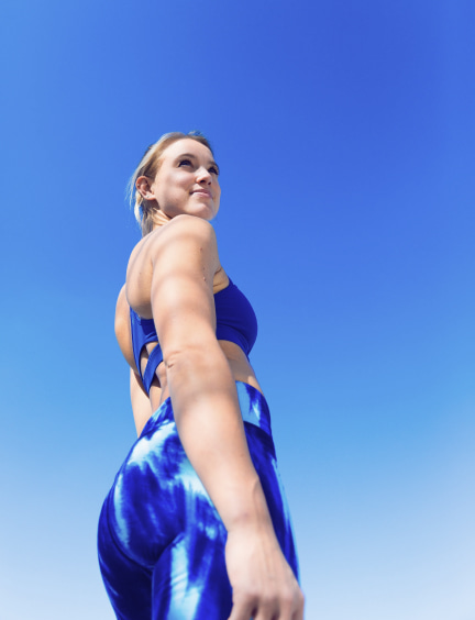 Посетительница фитнес центра после занятия.